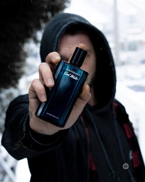 cologne that smells like tobacco.